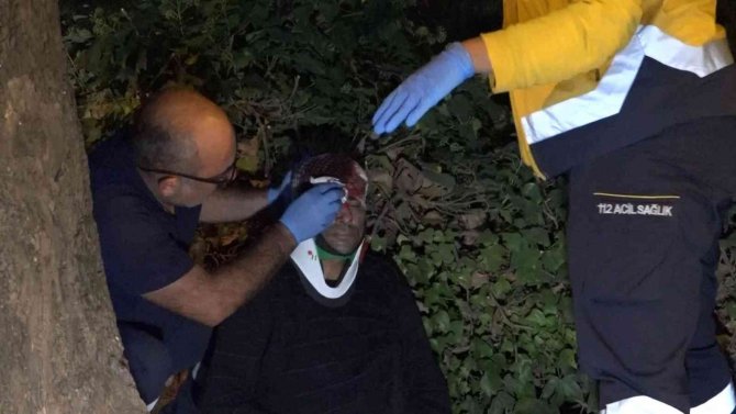 Kontrolden Çıkan Araç Ağaca Çarptı, Kapıdan Savrulan Sürücü Başından Yaralandı