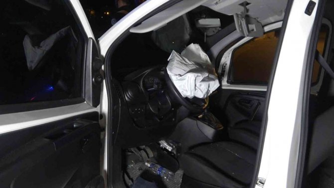 Kontrolden Çıkan Otomobil Refüje Çarptı: 1 Yaralı