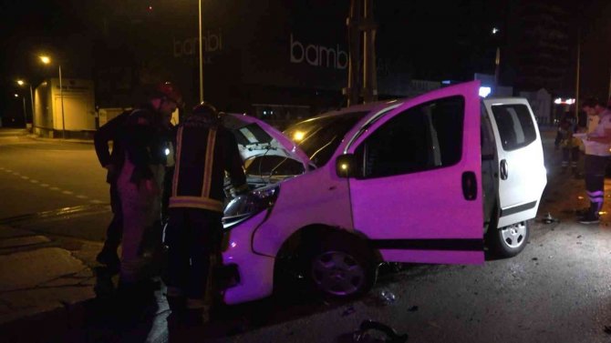 Kontrolden Çıkan Otomobil Refüje Çarptı: 1 Yaralı