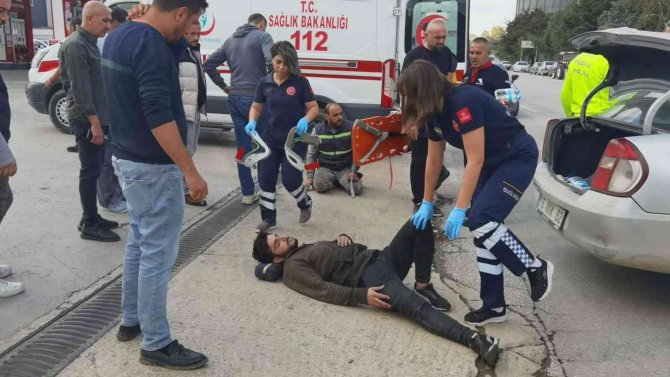 Motosiklet İle Otomobilin Çarpıştığı Kaza Kameraya Yansıdı