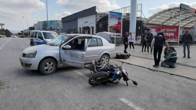 Motosiklet İle Otomobilin Çarpıştığı Kaza Kameraya Yansıdı