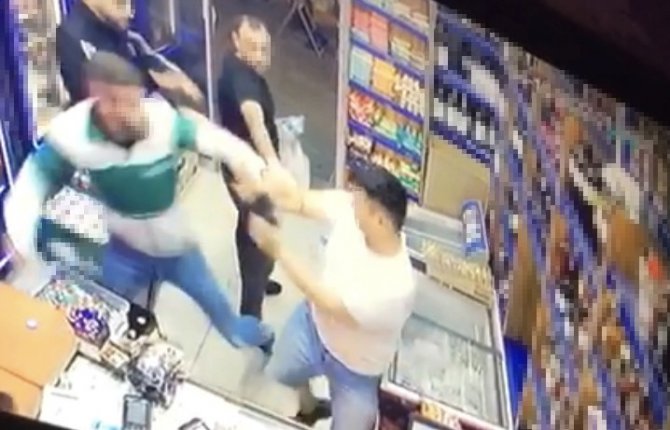 İ̇stanbul’da Alkollü Şahsa Küfür Dayağı Kamerada