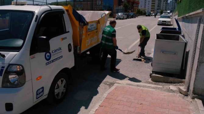 Sandıkçı: “Vatandaşlarımıza Sağlıklı Ve Hijyenik Bir Yaşam Alanı Oluşturmak İçin Çalışıyoruz”