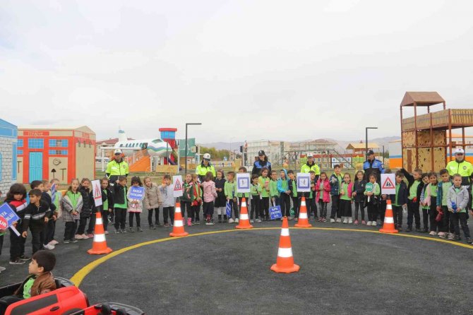 Çocuklar Trafik Kurallarını Eğitim Parkında Uygulayarak Öğreniyor