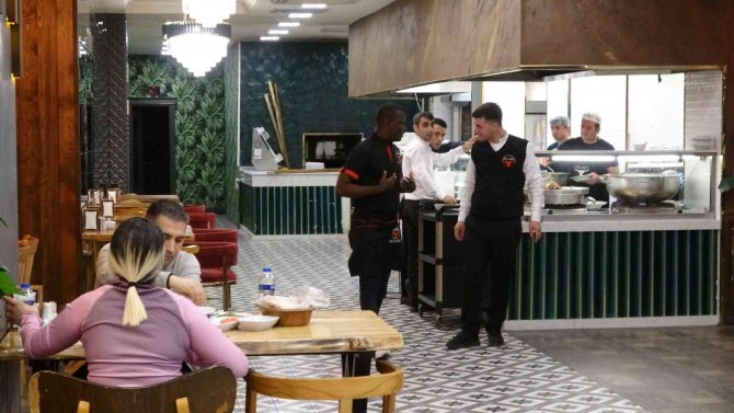 Diyarbakır’da Paça Servisi Burkina Fasolu ‘Bünyamin’in Elinden