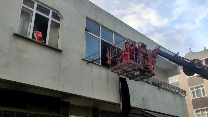Sultangazi’de Yangında Can Pazarı: Mahsur Kalanlar Vinçle Kurtarıldı