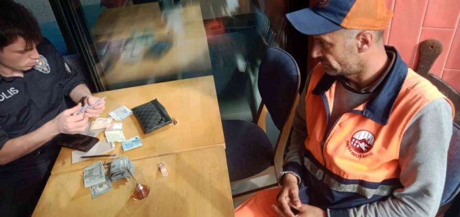 Fatih’te Temizlik İşçisi Yolda Para Dolu Cüzdan Buldu