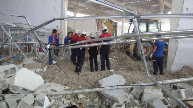 İ̇şçiler Çalışırken Fabrikanın Duvarı Çöktü