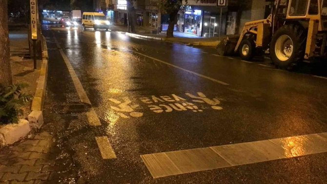 Edirne’de Su Borusu Patladı, Asfaltta Metrelerce Göçük Oluştu