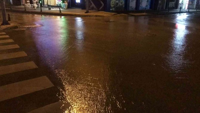 Edirne’de Su Borusu Patladı, Asfaltta Metrelerce Göçük Oluştu