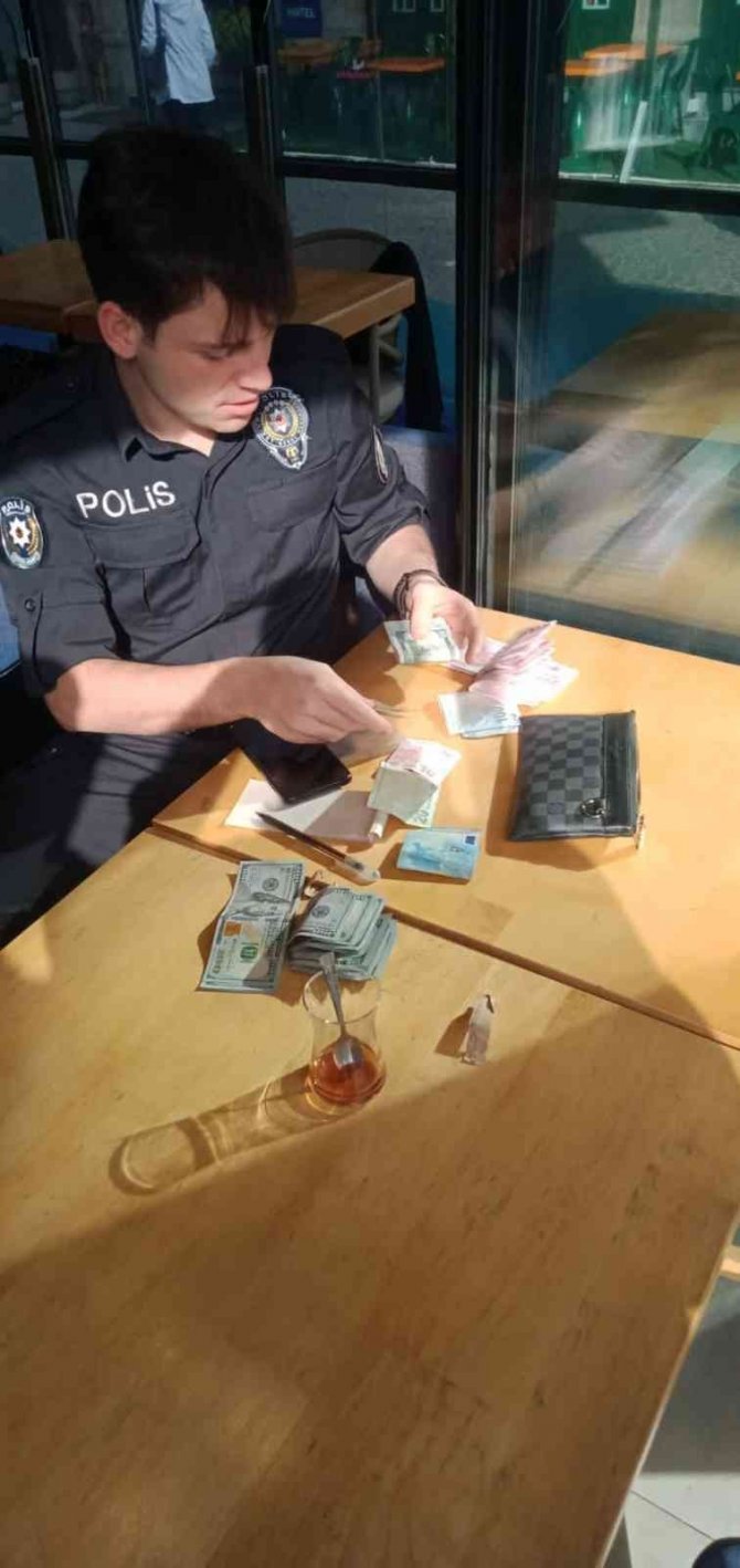 Fatih’te Temizlik İşçisi Yolda Para Dolu Cüzdan Buldu