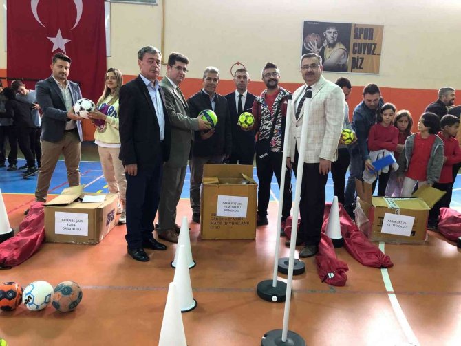 Kırkağaç’ta 21 Okula Spor Malzemesi Desteği