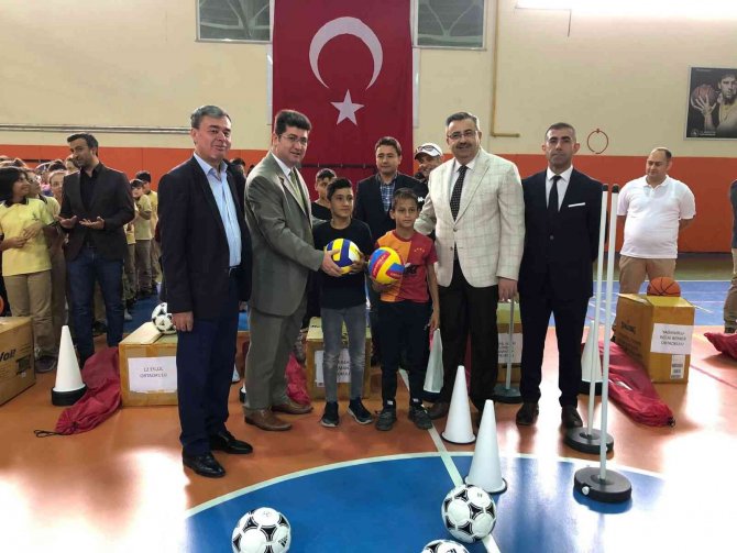 Kırkağaç’ta 21 Okula Spor Malzemesi Desteği