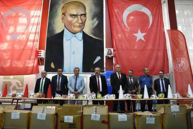 Salihli’deki 58 Okulun Spor Malzemesi Gençlik Ve Spor Bakanlığı’ndan