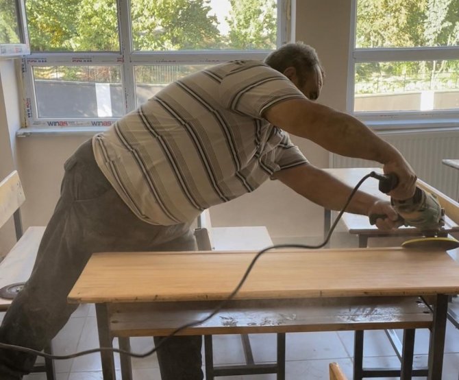 Hakkari’de Okul Sıraları Yenileniyor