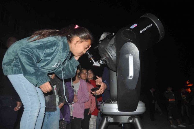 Köydeki Çocuklar Jüpiter Ve Satürn’ü Yakından Görmek İçin Birbiriyle Yarıştı