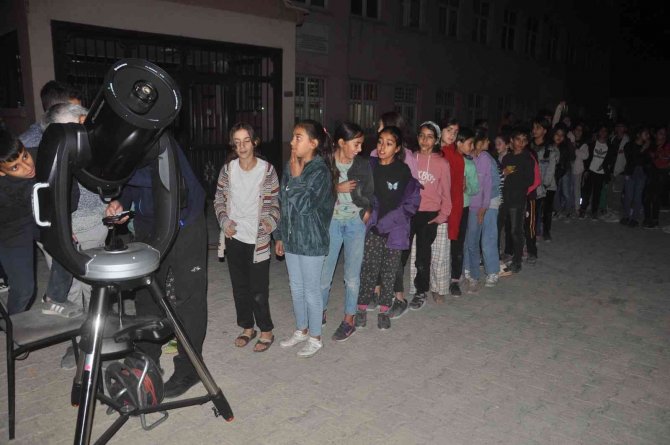Köydeki Çocuklar Jüpiter Ve Satürn’ü Yakından Görmek İçin Birbiriyle Yarıştı