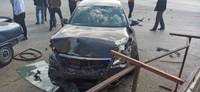 Otomobiller Kavşakta Çarpıştı: 3 Yaralı