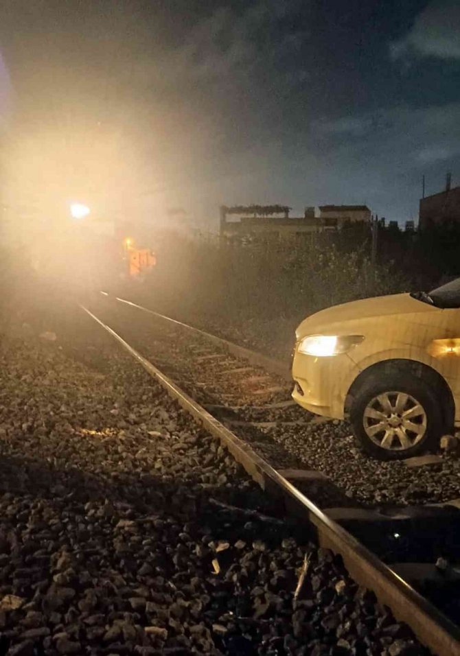 Hatay’da Otomobil Tren Raylarına Takıldı