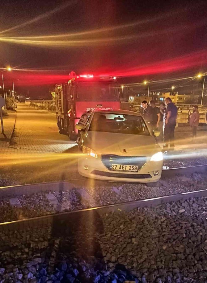 Hatay’da Otomobil Tren Raylarına Takıldı