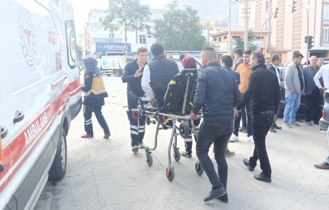 Otomobiller Kavşakta Çarpıştı: 3 Yaralı