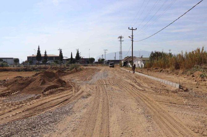 İ̇sabeyli Mahallesinde Yol Yapım Çalışmaları Sürüyor