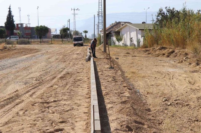 İ̇sabeyli Mahallesinde Yol Yapım Çalışmaları Sürüyor