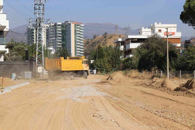 İ̇sabeyli Mahallesinde Yol Yapım Çalışmaları Sürüyor