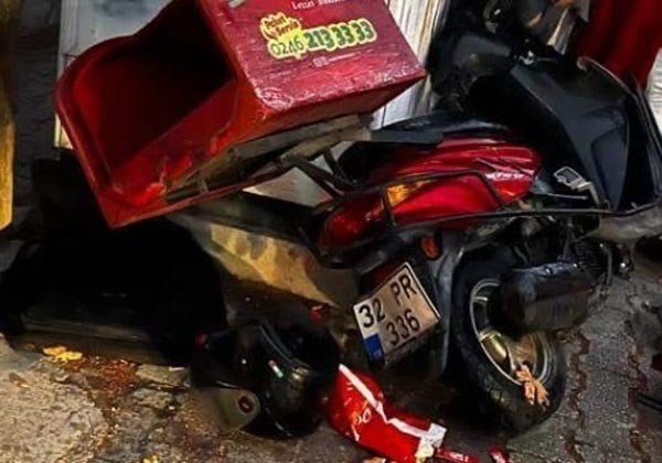 Kamyonetle Çarpışan Motosikletli Kurye Hayatını Kaybetti