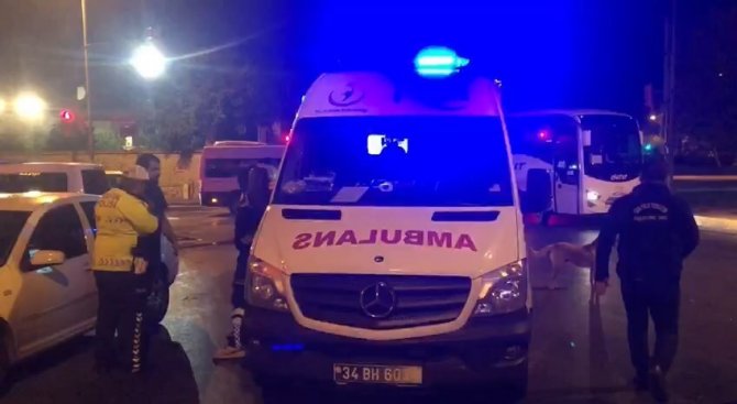 Ataşehir’de Aracının Direksiyon Hakimiyetini Kaybeden Kamyonet Şoförü Dükkana Daldı: 1 Ölü, 1 Yaralı