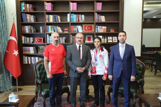 Dünya Şampiyonu Sıla Kartal, Vali Toraman İle Bir Araya Geldi