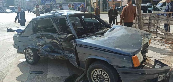 Otomobiller Kavşakta Çarpıştı: 3 Yaralı