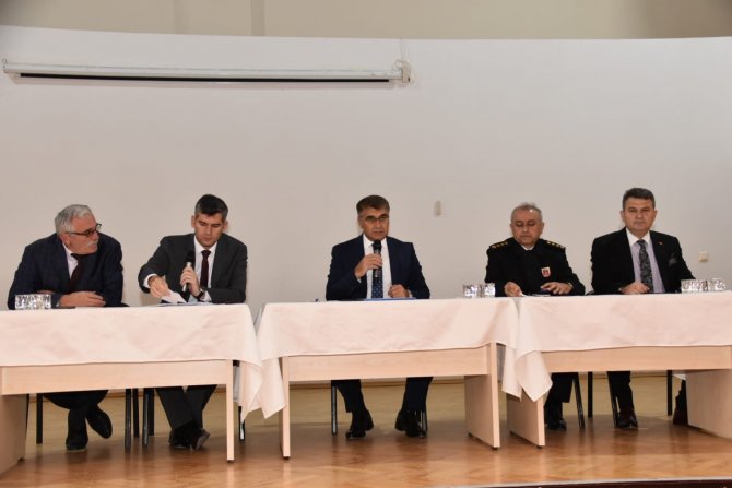 Vali Muhtarların Sorunlarını Dinledi