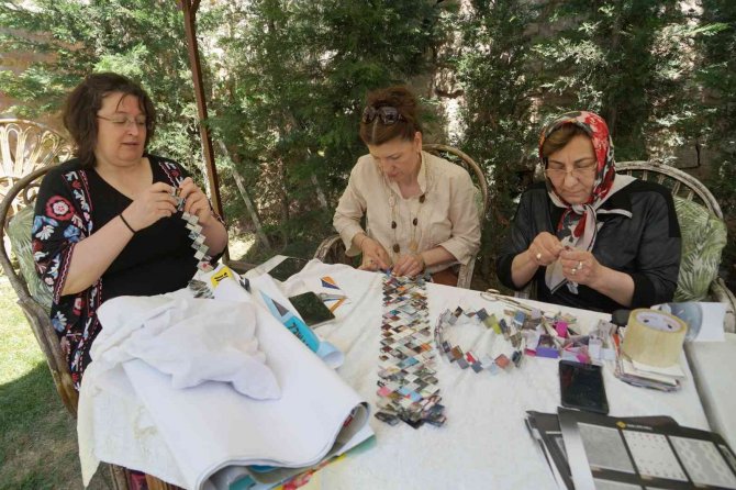 Kadınlar Evlerindeki Atık Kağıtları Süs Eşyalarına Dönüştürüyor