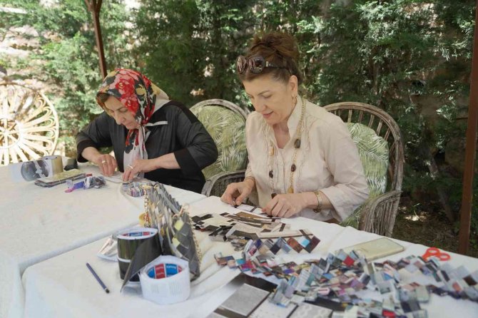 Kadınlar Evlerindeki Atık Kağıtları Süs Eşyalarına Dönüştürüyor