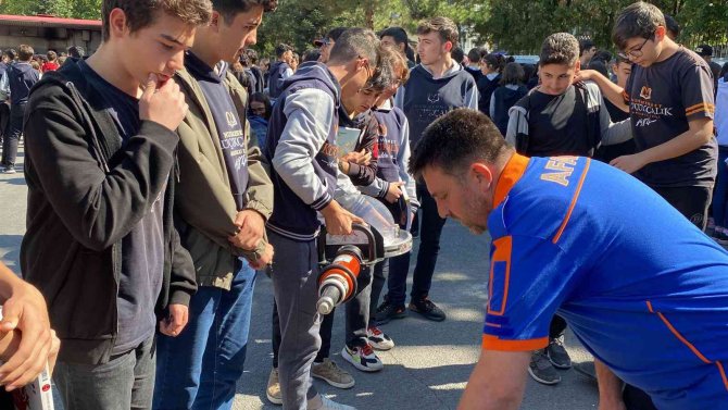 Liseli Öğrencilere Deprem Anı Ve Tahliye Tatbikatı