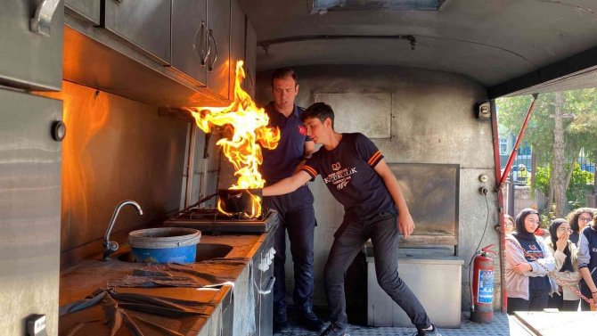 Liseli Öğrencilere Deprem Anı Ve Tahliye Tatbikatı