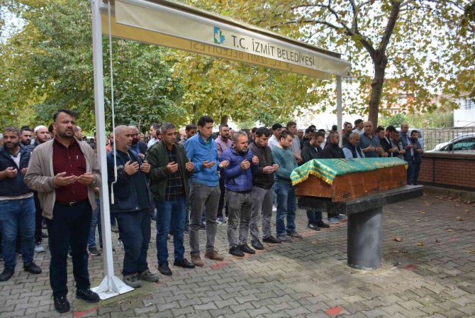 Aracın Altında Kalan 4 Yaşındaki Umut, Dualarla Son Yolculuğuna Uğurlandı