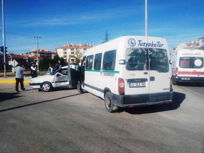 Konya’da Servis Minibüsü İle Otomobil Çarpıştı: 2 Yaralı