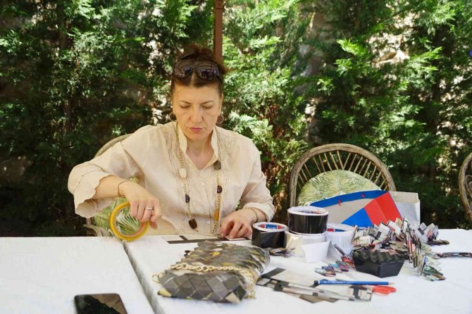 Kadınlar Evlerindeki Atık Kağıtları Süs Eşyalarına Dönüştürüyor