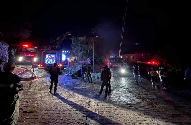 Simav’da 2 Ev, 1 Ahır Ve 1 Çatı Küle Döndü