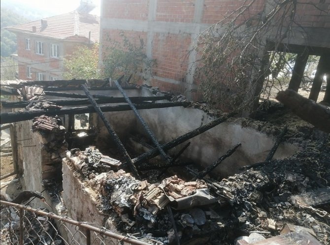 Simav’da 2 Ev, 1 Ahır Ve 1 Çatı Küle Döndü