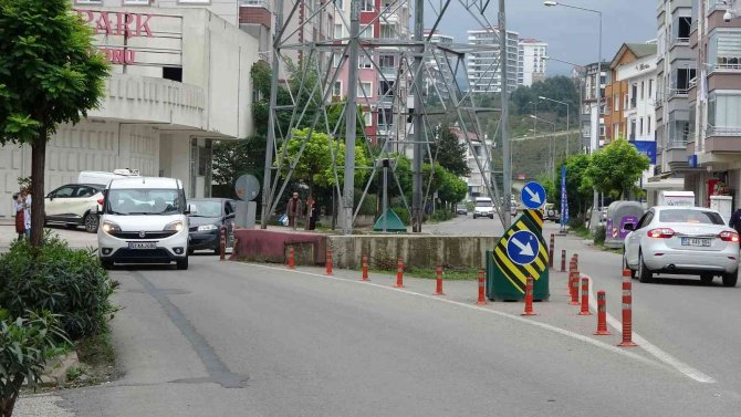 Ordu’da Yol Ortasındaki Yüksek Gerilim Hattı Direği Şaşırtıyor