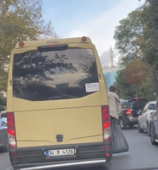 Dolmuştan Poşetle Sarkarak Yolculuk Etti