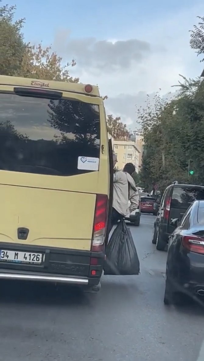 Dolmuştan Poşetle Sarkarak Yolculuk Etti