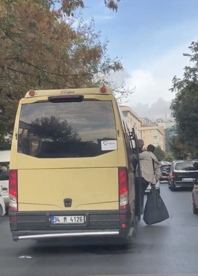 Dolmuştan Poşetle Sarkarak Yolculuk Etti