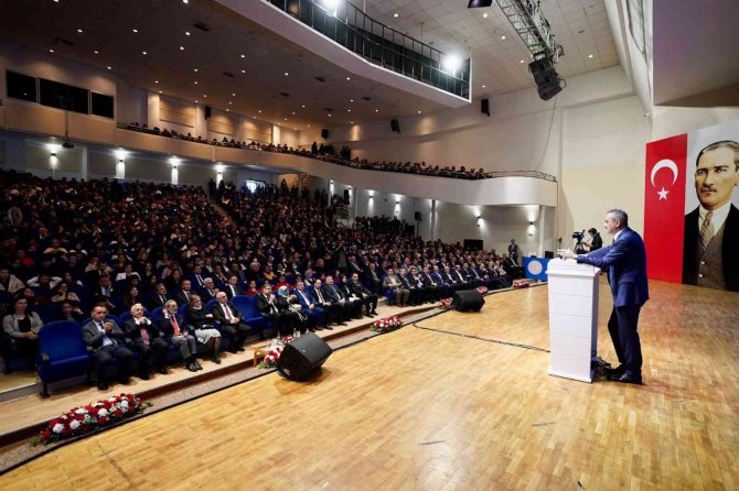 Bakan Özer: “Öğretmenleri Kimse Siyasi Malzeme Yapmasın”