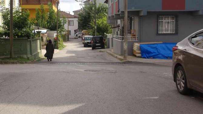 Minik Umut Elinden Düşen Ekmeği Almak İsterken Canından Olmuş