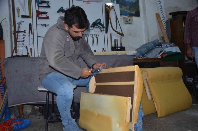 Yıpranan Mobilyalar Usta Ellerde Yenileniyor