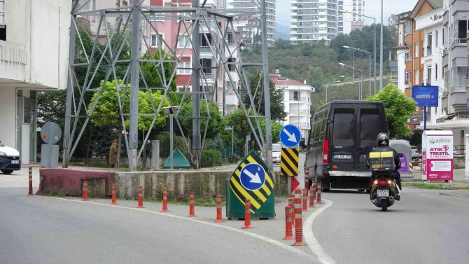 Ordu’da Yol Ortasındaki Yüksek Gerilim Hattı Direği Şaşırtıyor